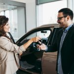 Reconversion dans l’automobile : quelles formations pour travailler en concession (vente, SAV, accueil) ?